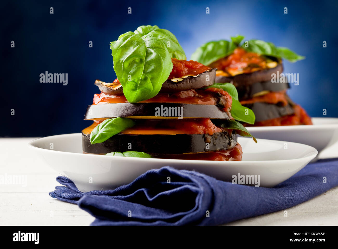 Foto di delizioso piatto di melanzane con salsa di pomodoro chiamato alla parmigiana Foto Stock