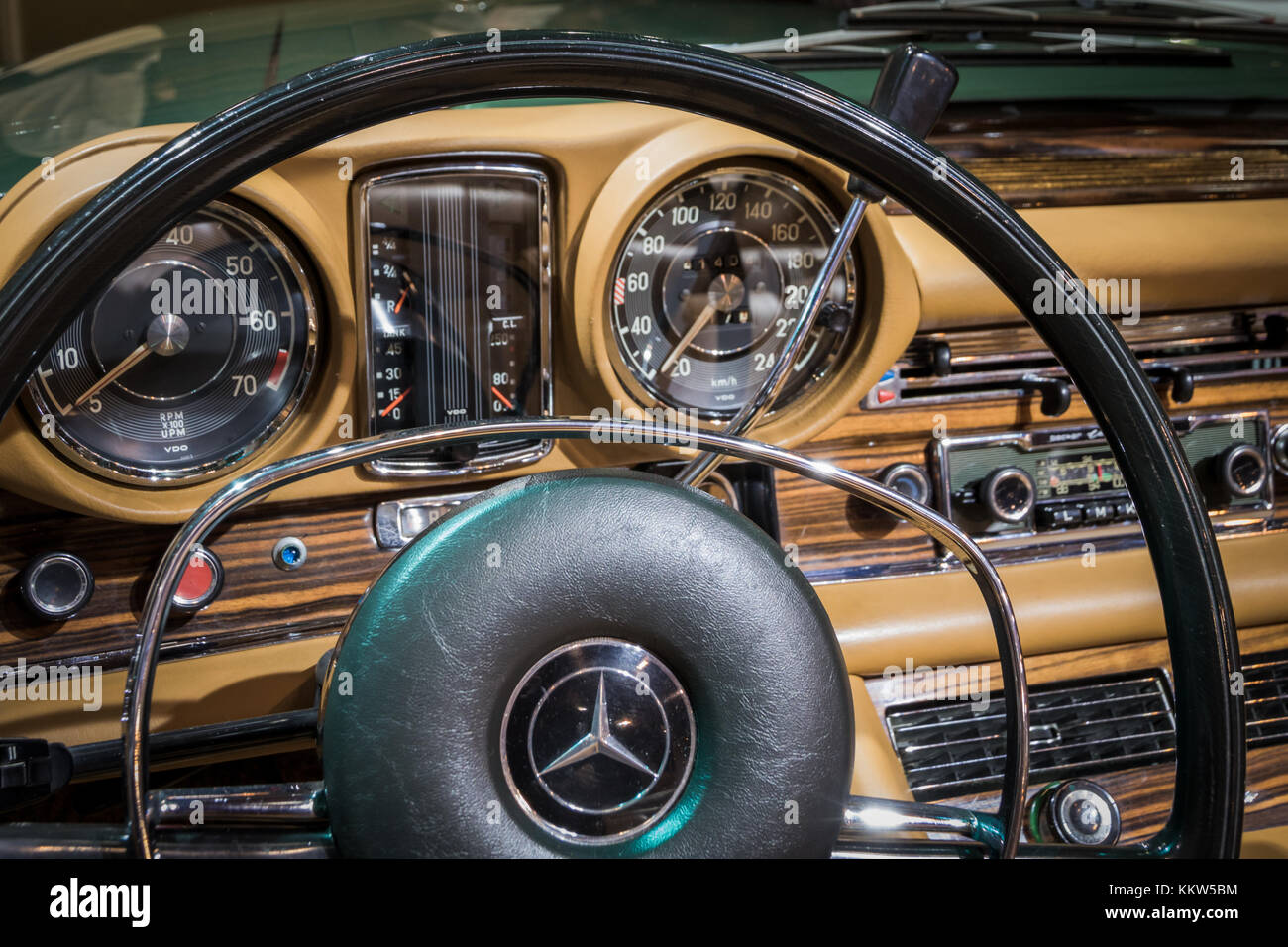 ESSEN, Germania - 6 Aprile 2017: Vintage Mercedes Benz 280 SL Coupé interno sedile del conducente in vista. Foto Stock