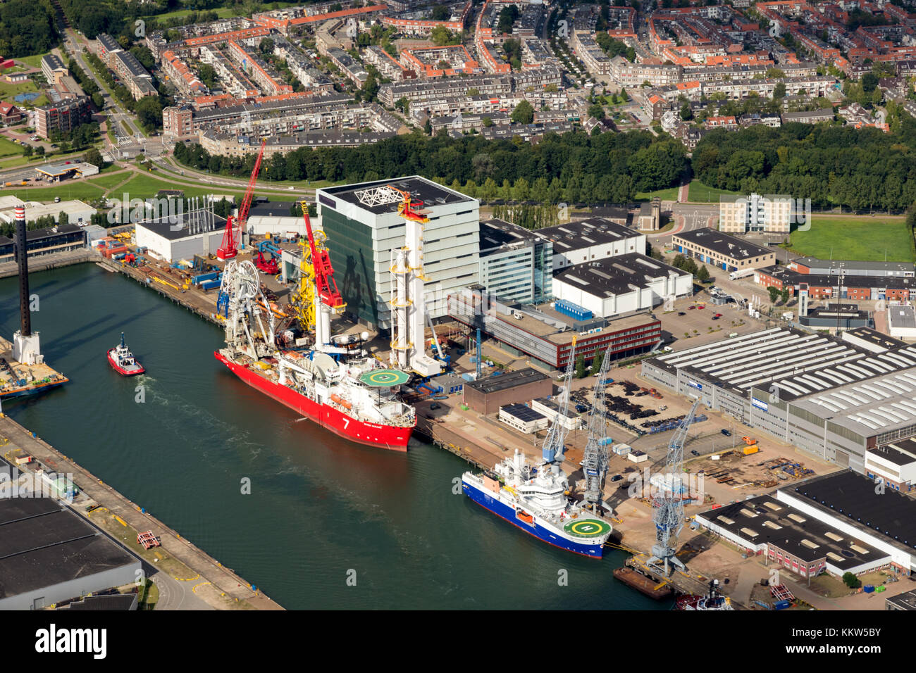 ROTTERDAM, PAESI BASSI - 2 SETTEMBRE 2017: Vista aerea di uno dei cantieri navali Damen nel porto di Rotterdam. Foto Stock