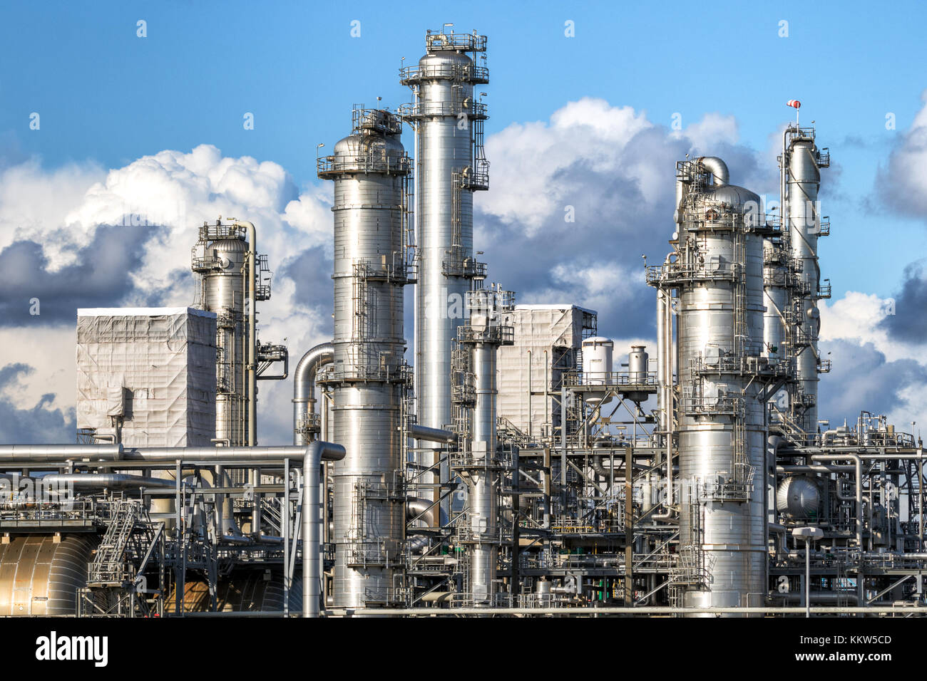 Tubo di lavoro in una raffineria di petrolio vegetale. Foto Stock