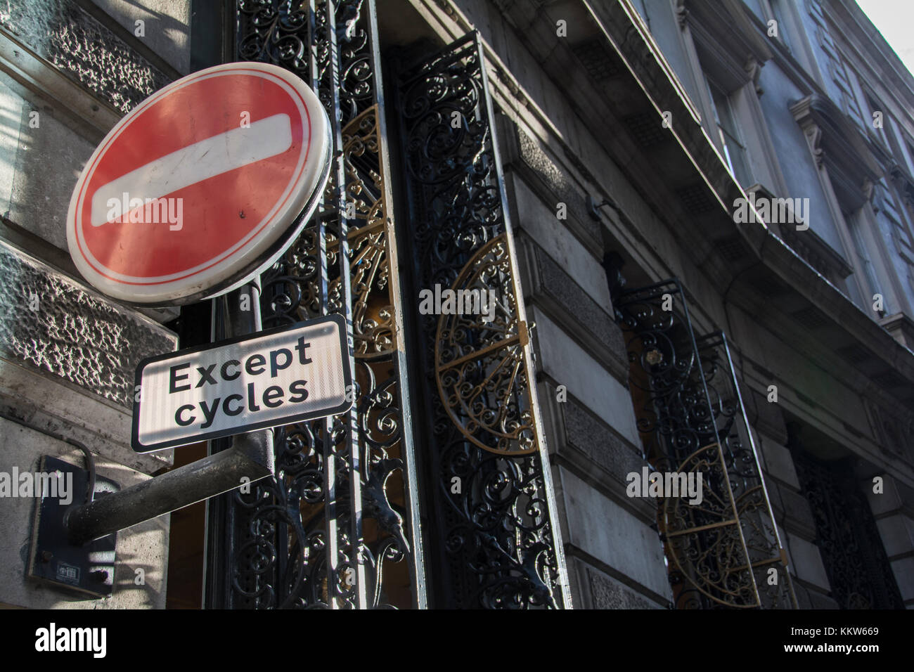 A nessuna voce per il traffico veicolare cartello stradale su una strada di Londra. Foto Stock