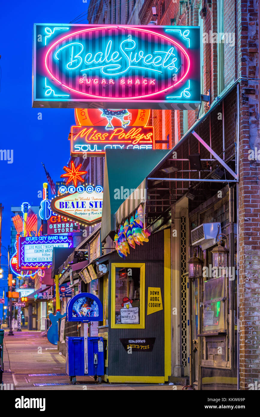 MEMPHIS, Tennessee - Agosto 25, 2017: Blues Club sulla storica Beale Street all'alba. Foto Stock