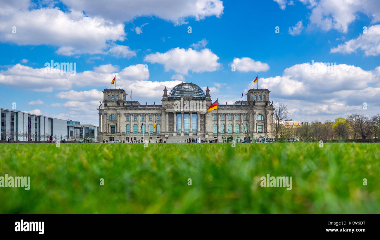 Bundestag tedesco a Berlino da lontano Foto Stock