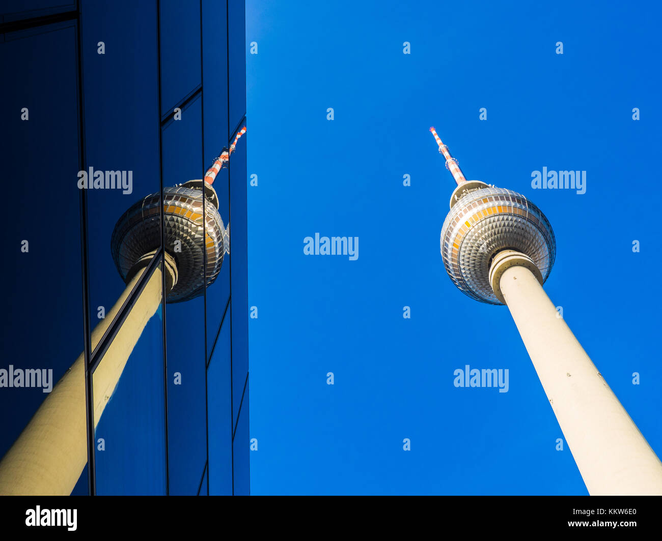 Berlino torre della tv con la riflessione Foto Stock