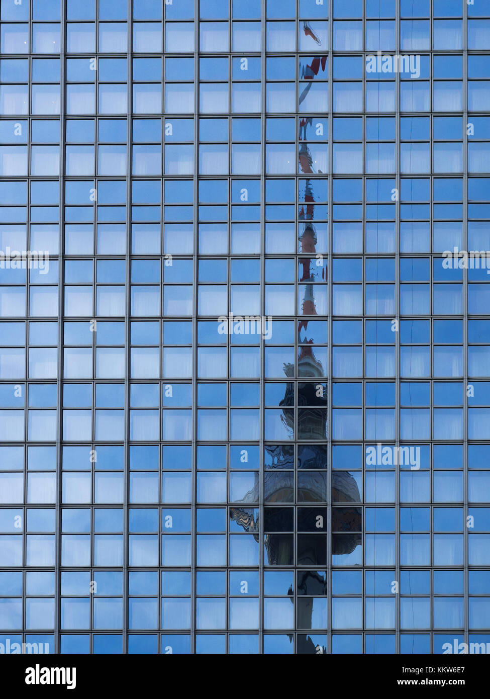 La riflessione della Berlino torre della TV Foto Stock