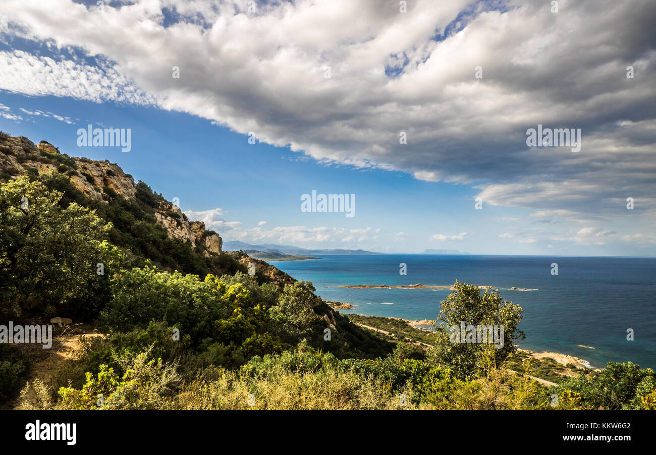 Paesaggio in Sardegna con drammatica sky Foto Stock