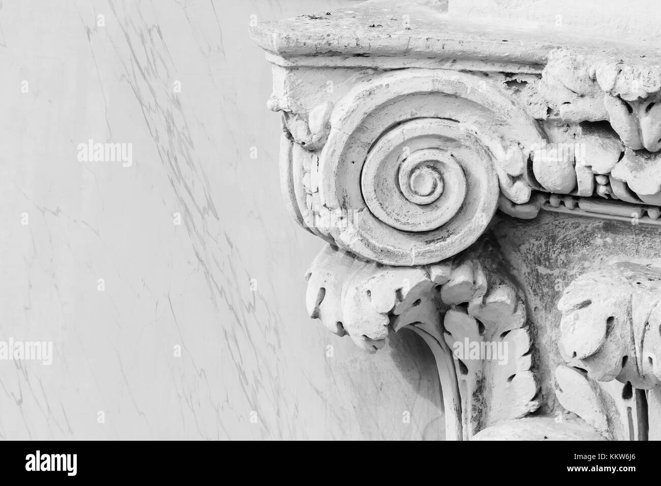 Dettaglio di una antica struttura architettonica con capitelli in marmo. Foto Stock