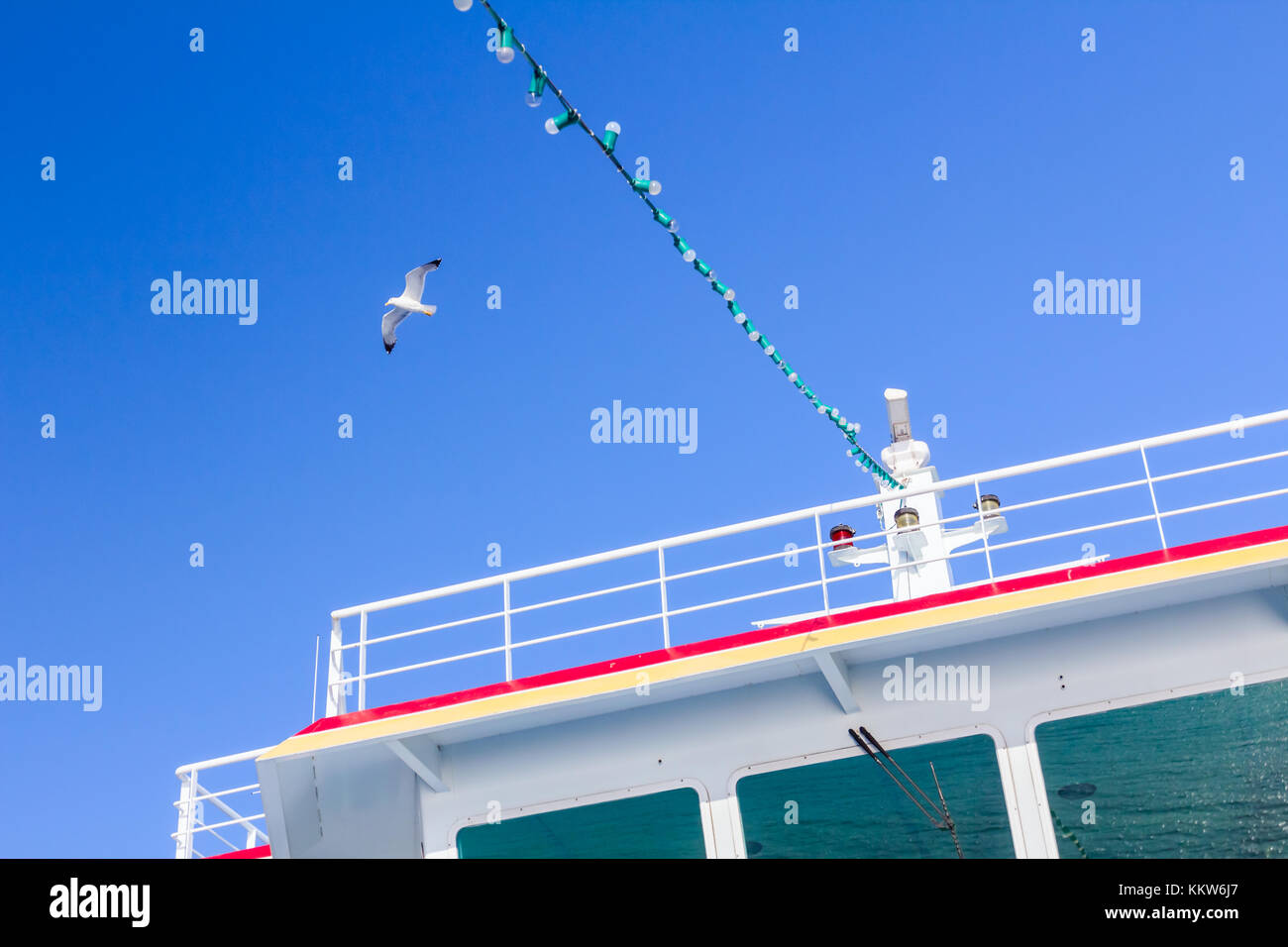 Veduta esterna sulla cabina comandante, sala di controllo con la riflessione su windows. Foto Stock