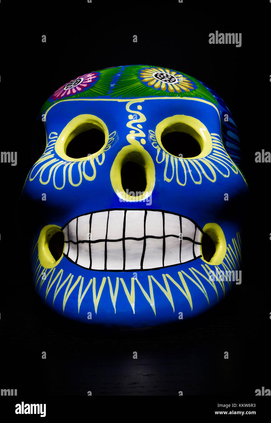 Un tipico messicano dipinte a mano del cranio Foto Stock