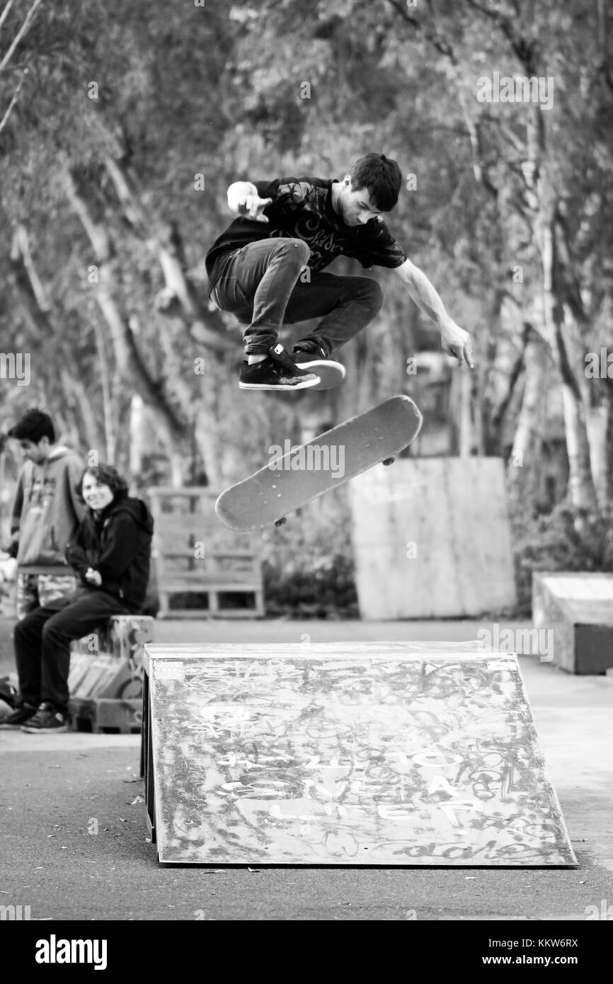 Ragazzo giovane rendere una spettacolare evoluzione con lo skateboard. --------- Imperia, im, liguria, Italia - 29 marzo 2015: un giovane ragazzo saltare sullo skateboard Foto Stock