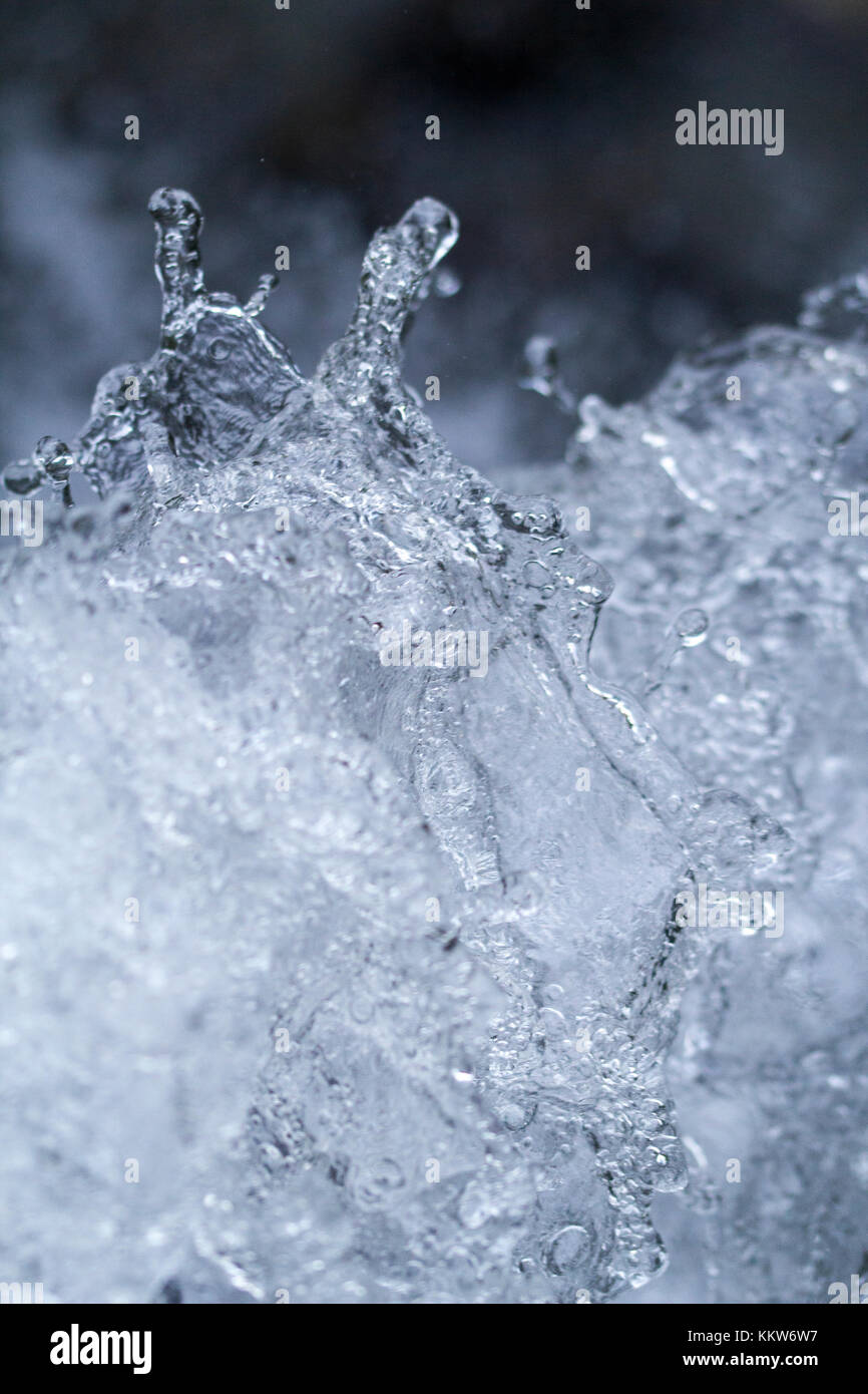 Spruzzi di acqua di un fiume fotografato frontalmente. Foto Stock