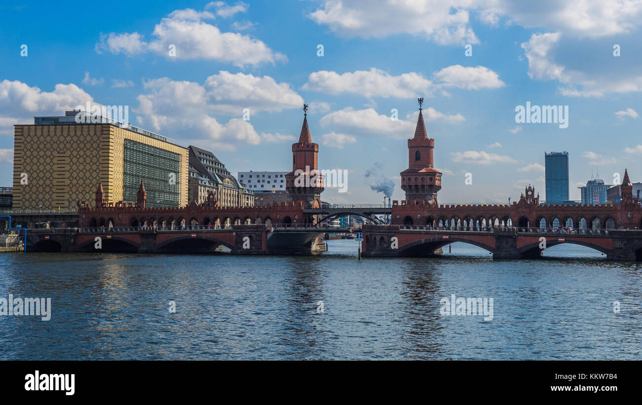 Nave e treno presso il ponte oberbaum, Berlino Foto Stock