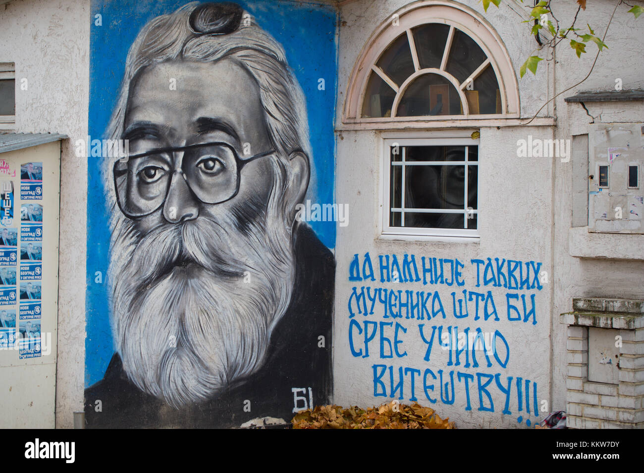 Ritratto di graffiti di Radovan Karadzic alias Dragan Dabic in corrispondenza di una parete di una taverna chiamato Luda Kuca (Crazy House) in New Belgrade, Belgrade Serbia. Foto Stock