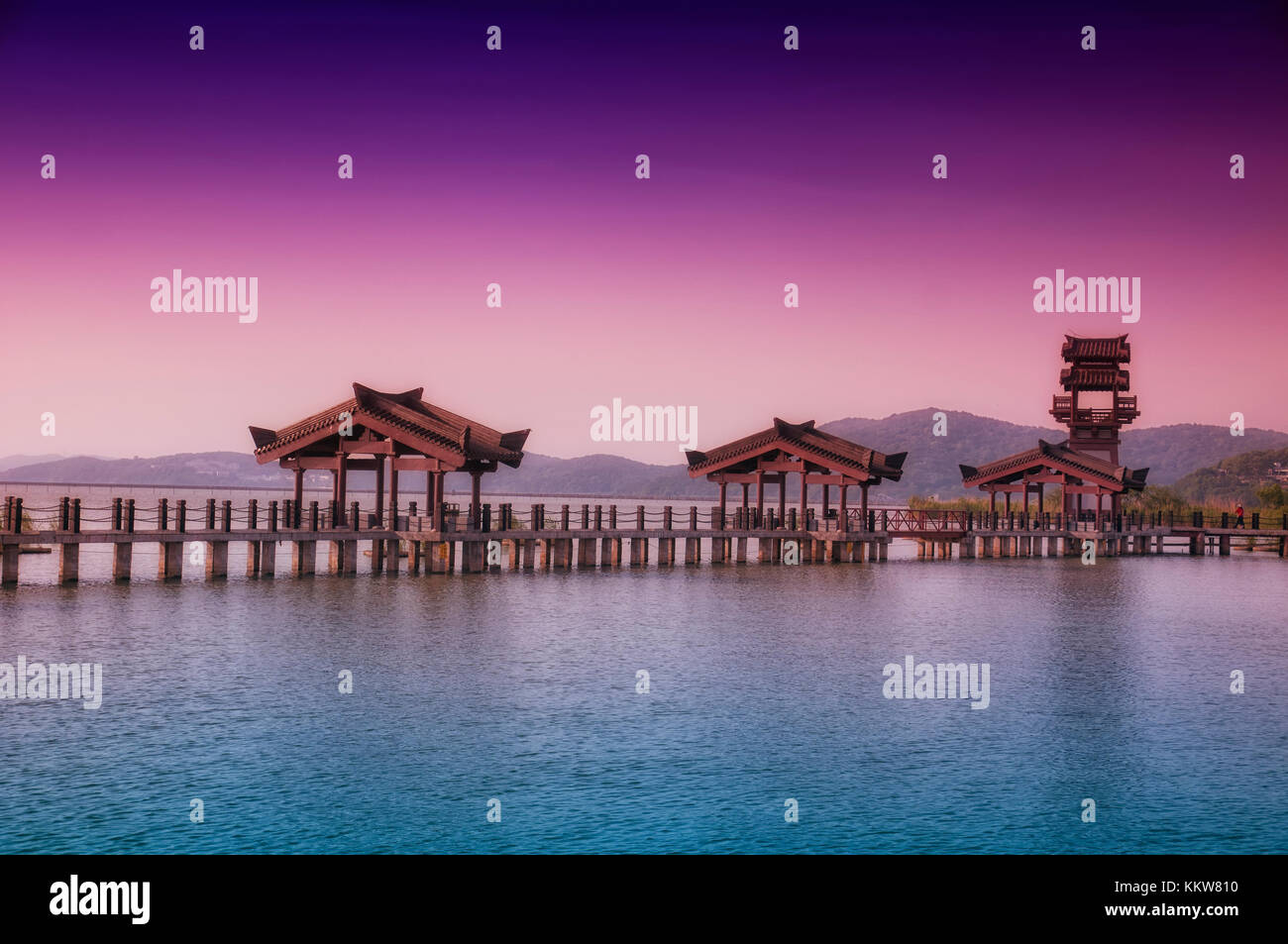 I tre regni scenic area pedonale e le torri in wuxi Cina sul lago Tai o taihu nella provincia di Jiangsu. Foto Stock