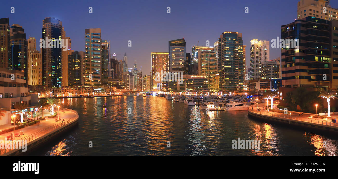 Notte cityscape di Dubai Marina Bay del distretto di Dubai alla notte. Foto Stock