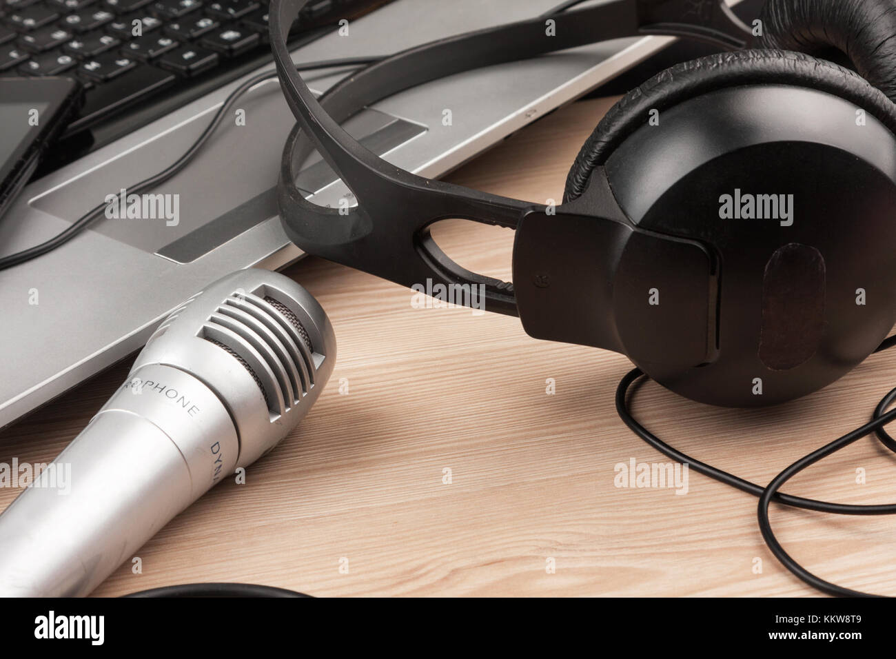 Microfono, cuffie e laptop sulla scrivania. Business e di concetto Foto Stock