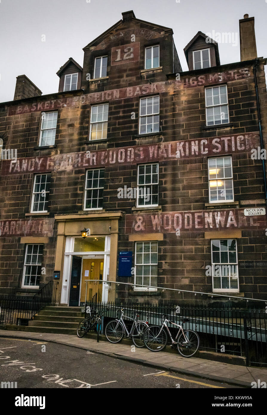 Università di Edimburgo, Alison House, Reid Scuola di musica, Georgian town house con il vecchio hardware shop ghost pubblicità lettering oggettistica Foto Stock