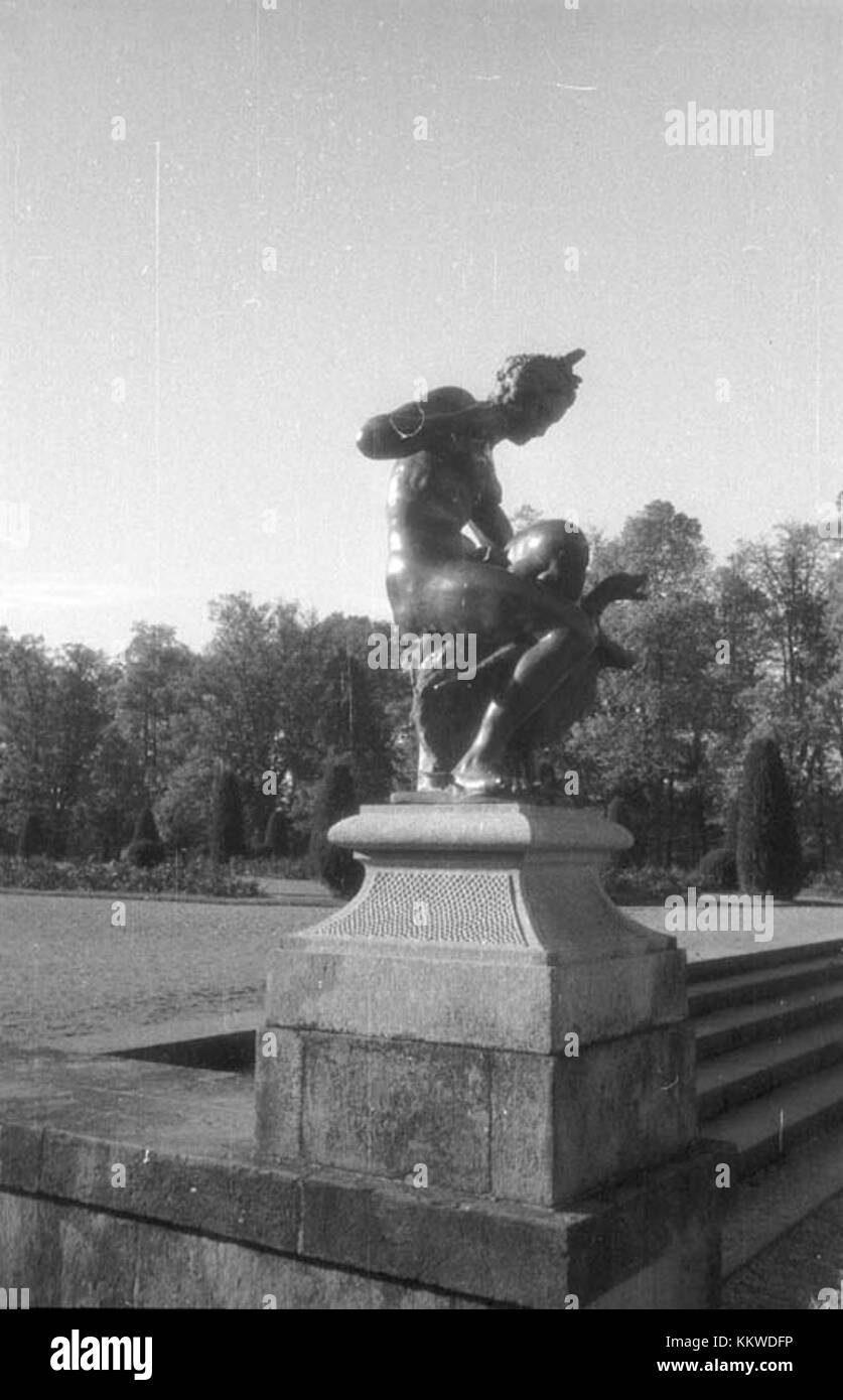 Drottningholm è un palazzo reale in Svezia, noto per il suo significato storico e gli splendidi giardini. È un sito patrimonio dell'umanità dell'UNESCO e un simbolo del patrimonio reale svedese. Foto Stock