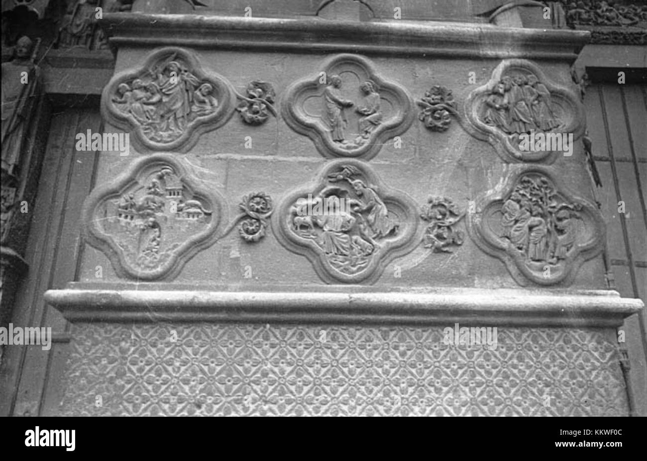 Amiens è una città storica nel nord della Francia, conosciuta per la sua cattedrale gotica, il suo patrimonio culturale e la sua importanza nella storia francese. La città è un centro di arte, architettura e storia, particolarmente riconosciuto per le sue strutture medievali. Foto Stock