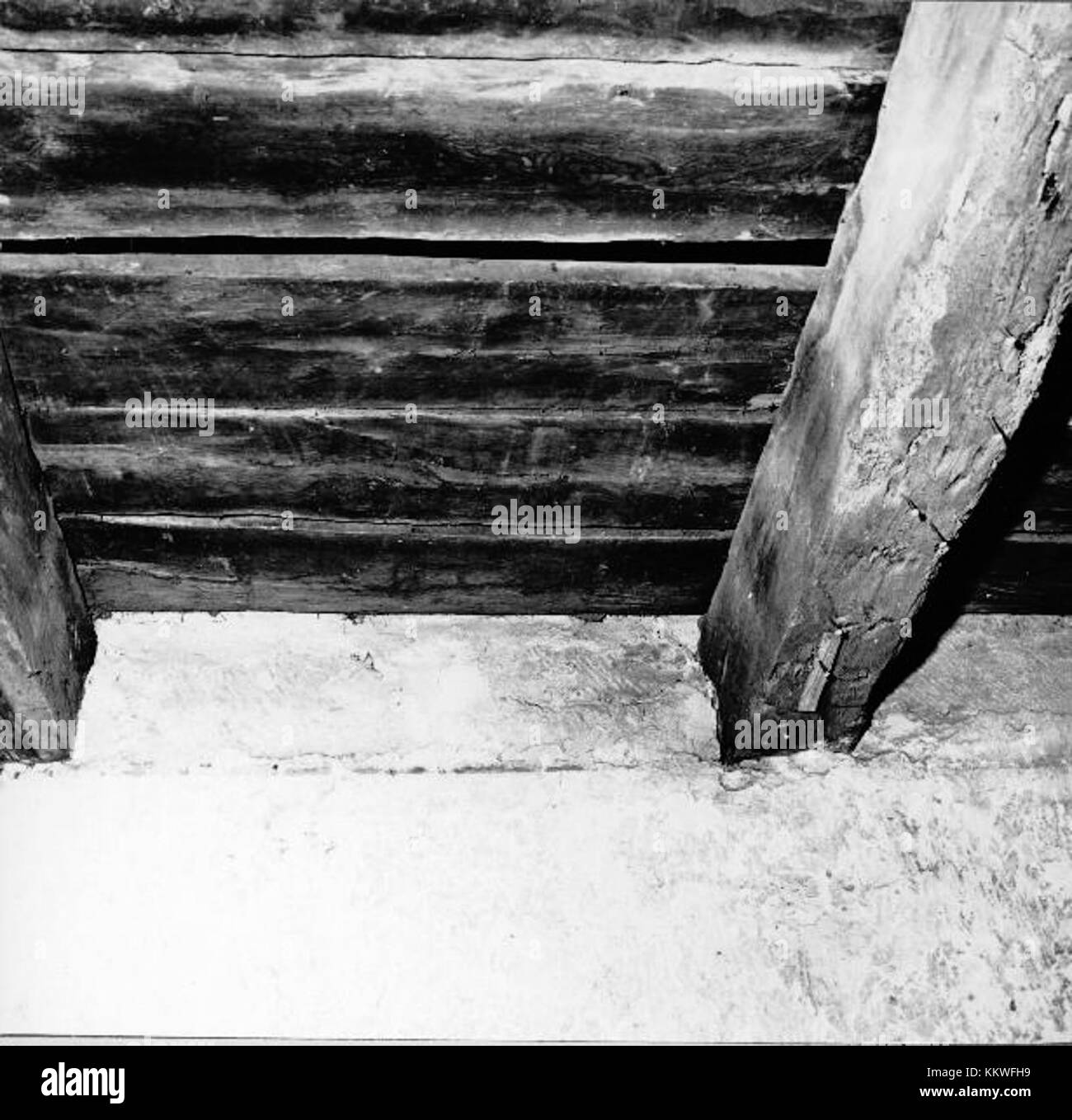 Questa fotografia raffigura la Garde Kyrka (chiesa) situata in Svezia. La chiesa è conosciuta per il suo significato storico e architettonico, con caratteristiche notevoli tipiche dei disegni scandinavi. Foto Stock