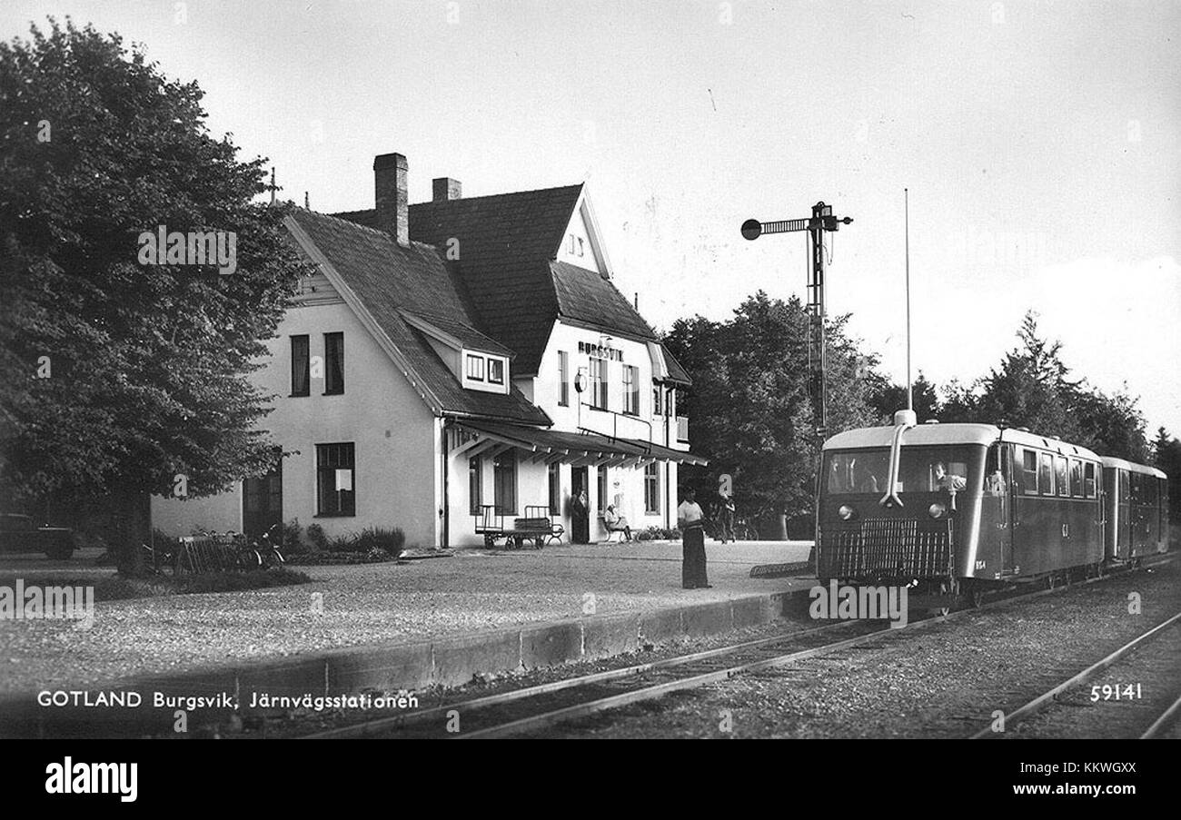 La stazione di Burgsvik è una stazione ferroviaria situata a Burgsvik, in Svezia. Funge da fermata sulla linea ferroviaria meridionale di Gotland, fornendo servizi di trasporto alla regione e contribuendo alle infrastrutture locali. Foto Stock