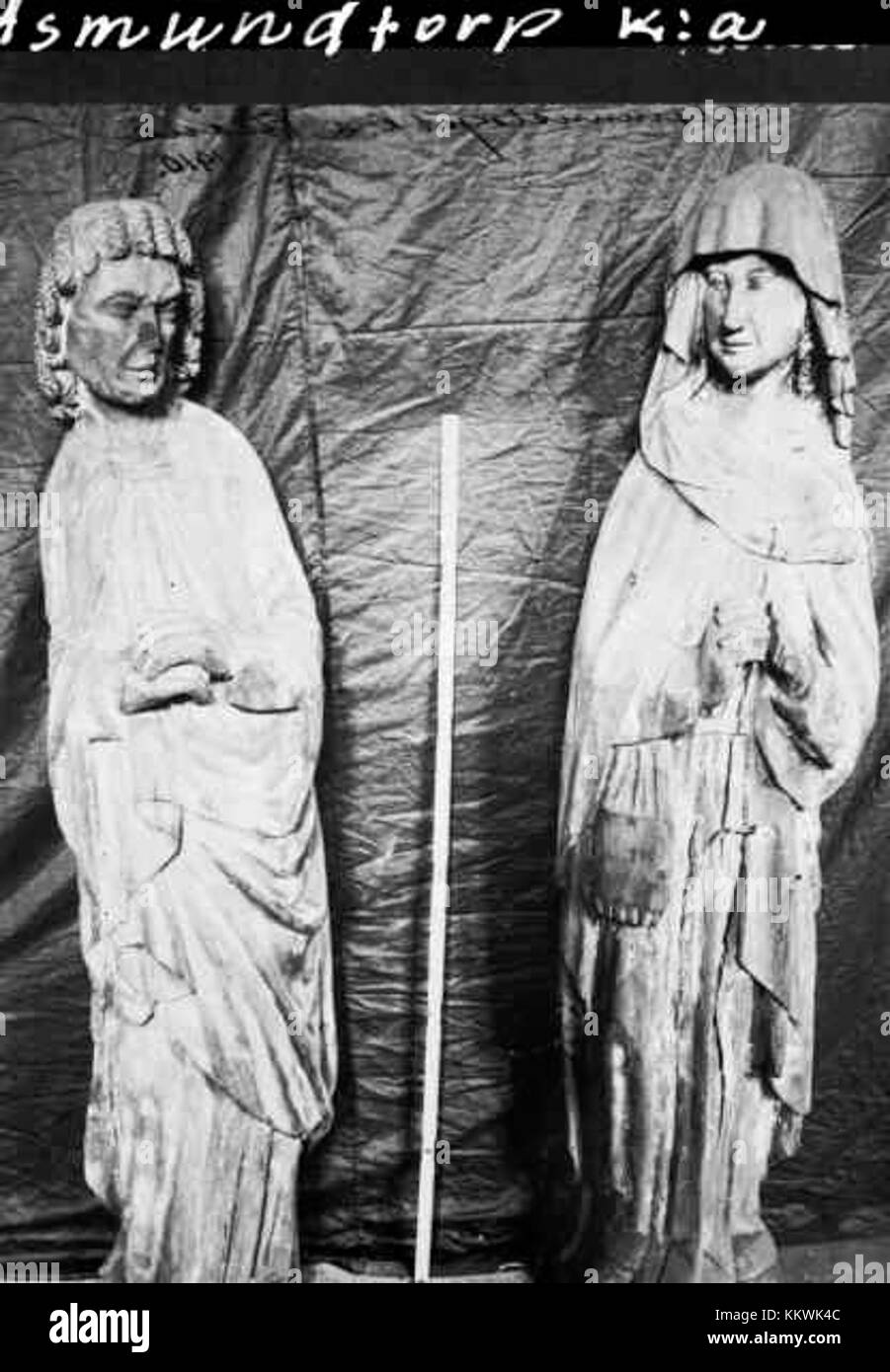 La chiesa di Asmundtorp, situata in Svezia, è nota per il suo significato storico e architettonico. È un esempio di design tradizionale della chiesa scandinava, che riflette il patrimonio religioso e culturale della regione. Foto Stock