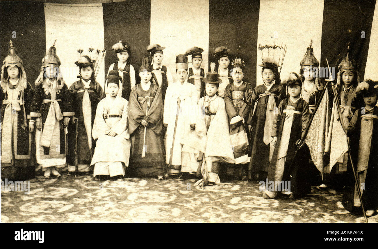 Una kisaeng, o intrattenitore tradizionale coreano, si esibisce durante uno spettacolo. Le kisaeng erano donne altamente qualificate formate in musica, danza, poesia e conversazione, e furono spesso coinvolte in eventi culturali e di intrattenimento nelle dinastie Goryeo e Joseon. Foto Stock