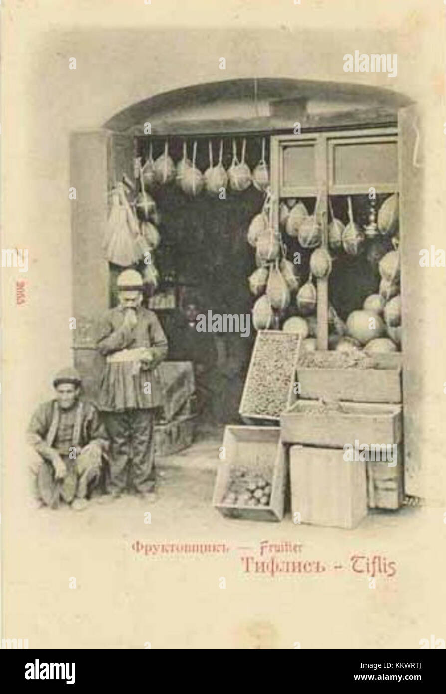 Una cartolina d'epoca raffigurante i fruttivendolo a Tiflis (ora Tbilisi), Georgia, che mostra la scena del mercato locale. Foto Stock