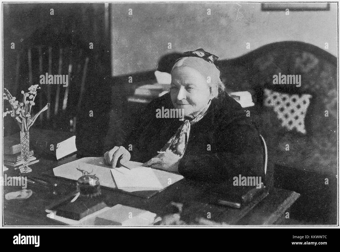 Elsa Borg è stata una rinomata artista svedese nota per i suoi contributi alle arti visive Questa immagine la cattura al lavoro, mostrando il suo processo creativo e la sua dedizione al suo mestiere nel campo della pittura e della scultura. Foto Stock