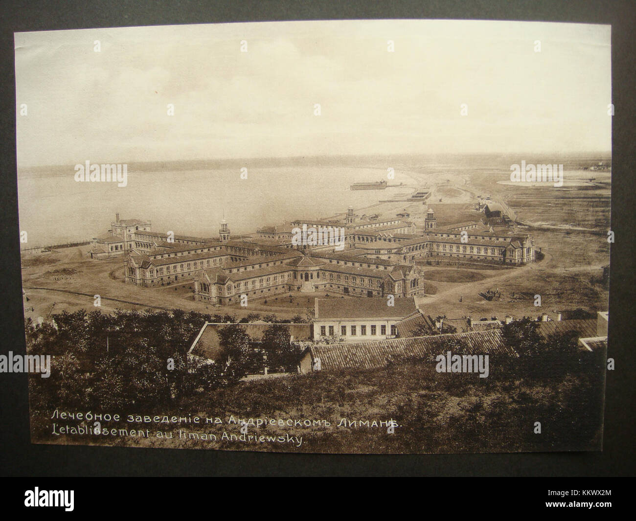 Il Sanatorium di Odessa, situato a Andreevsky Liman in Ucraina, offre una vista storica della zona. Il sanatorio è rinomato per le sue proprietà curative e la posizione panoramica, che offre trattamenti terapeutici in un ambiente naturale. Foto Stock