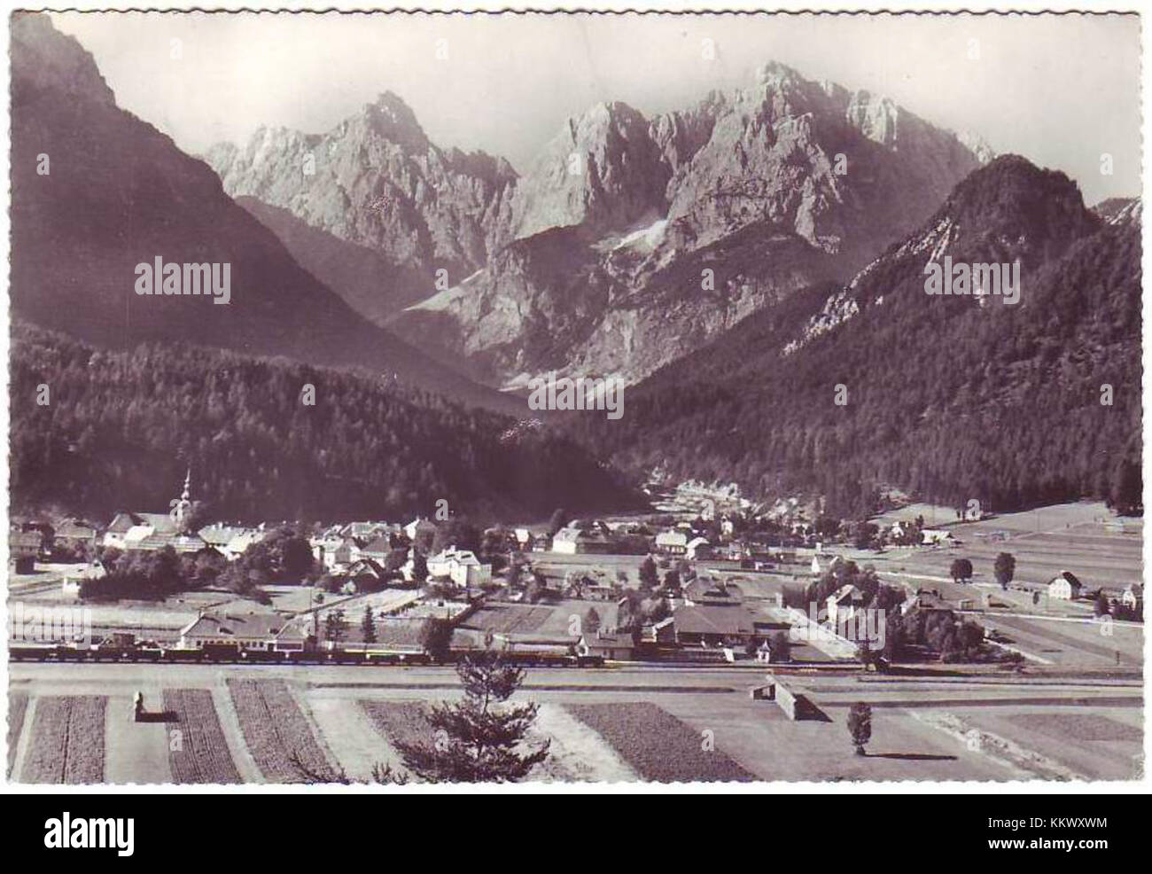 Questa cartolina del 1964 mostra Kranjska Gora, una popolare località turistica della Slovenia. Conosciuta per il suo paesaggio alpino, è una destinazione rinomata per lo sci e le attività all'aperto, che attira visitatori da tutto il mondo. Foto Stock