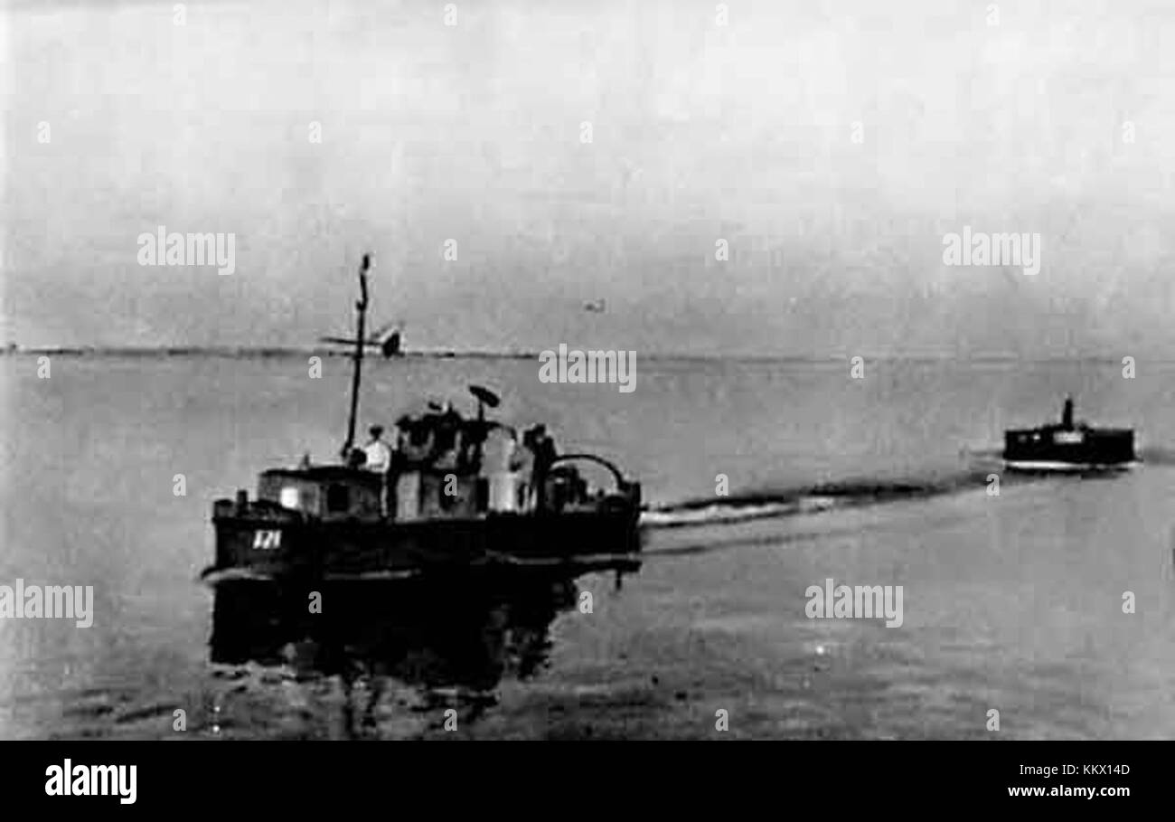 Il dragamine e la chiatta a strascico del Volga furono coinvolti nella pesca a strascico delle miniere magnetiche, un'operazione militare volta a neutralizzare le minacce nella regione del Volga. Queste navi hanno svolto un ruolo fondamentale nel garantire la sicurezza navale durante i conflitti. Foto Stock