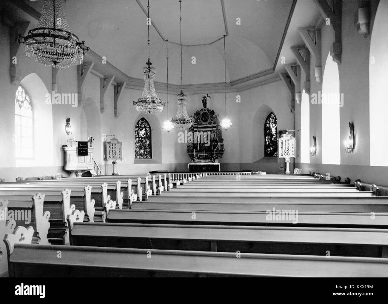 La chiesa di Askims in Svezia, raffigurata nel KMB 1600020015177, è un sito notevole che mostra l'architettura della chiesa scandinava e il patrimonio religioso. Foto Stock