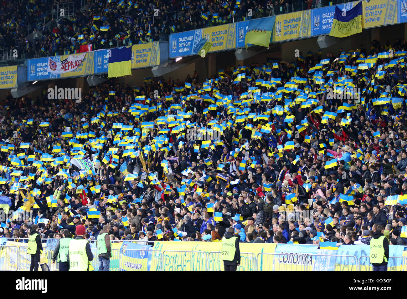 KIEV, UCRAINA - 9 OTTOBRE 2017: I tifosi ucraini mostrano il loro sostegno durante la partita di qualificazione della Coppa del mondo FIFA 2018 contro la Croazia alla NSC Olimpy Foto Stock