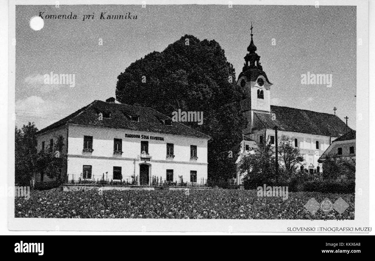 Questa cartolina raffigura Komenda, una città con un significato storico. L'immagine cattura le caratteristiche della città, mostrando la sua architettura e la sua bellezza panoramica. Foto Stock Questa cartolina raffigura Komenda, una città con un significato storico. L'immagine cattura le caratteristiche della città, mostrando la sua architettura e la sua bellezza panoramica. Foto Stock