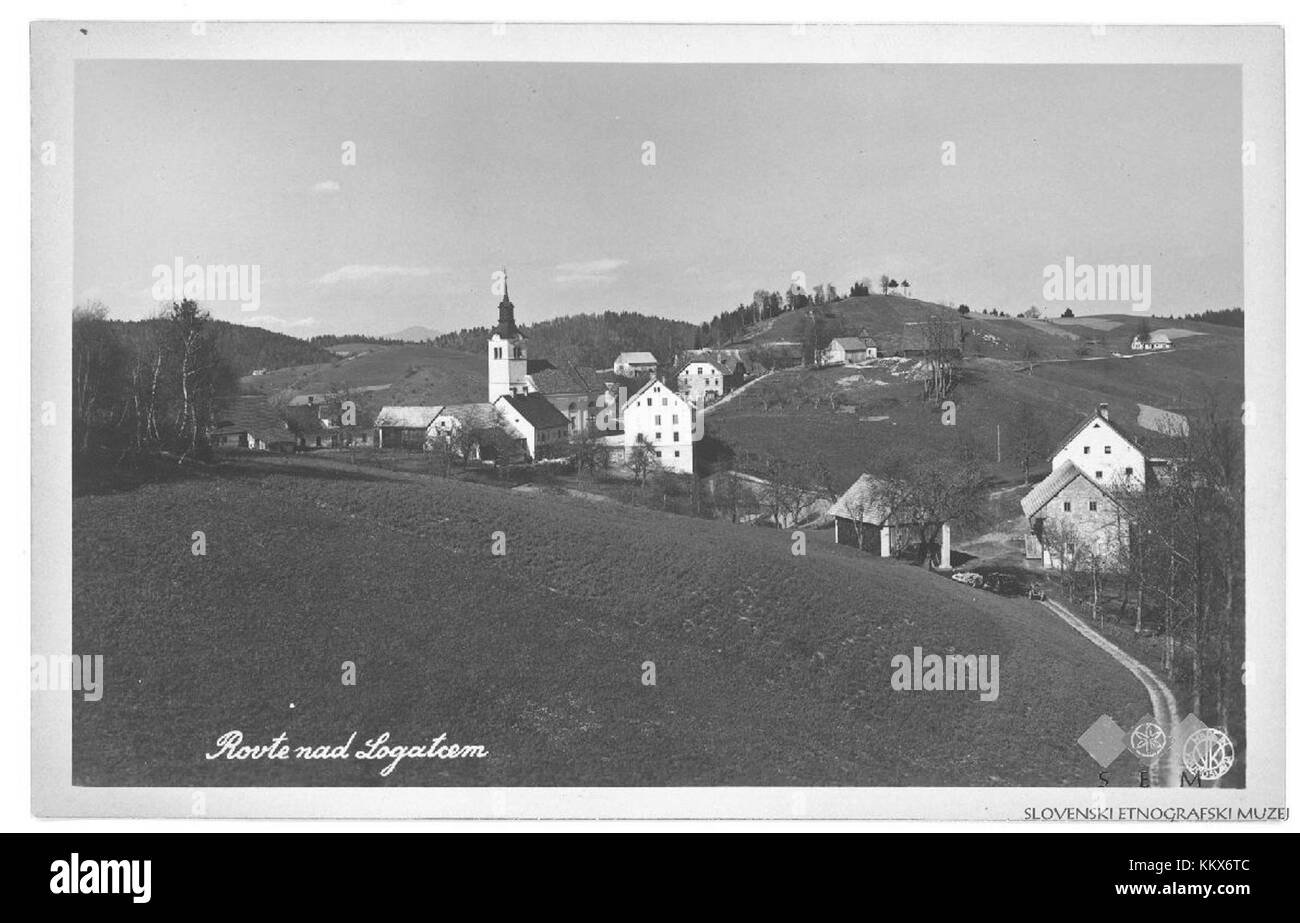Questa cartolina presenta un'immagine di Rovte, un insediamento situato a Logatec, Slovenia. La cartolina offre uno scorcio delle vedute panoramiche della zona, contribuendo alla storia culturale della regione. Foto Stock Questa cartolina presenta un'immagine di Rovte, un insediamento situato a Logatec, Slovenia. La cartolina offre uno scorcio delle vedute panoramiche della zona, contribuendo alla storia culturale della regione. Foto Stock