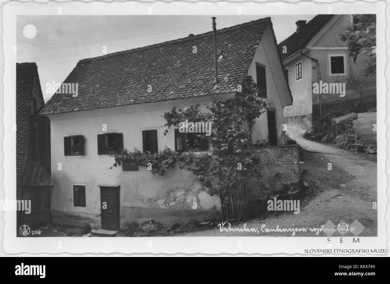 La Casa commemorativa di Cankar a Vrhnika, in Slovenia, è dedicata alla vita e all'opera dello scrittore sloveno Ivan Cankar. Questa cartolina cattura l'edificio storico, che riflette il significato culturale e letterario dei contributi di Cankar alla letteratura slovena. Foto Stock