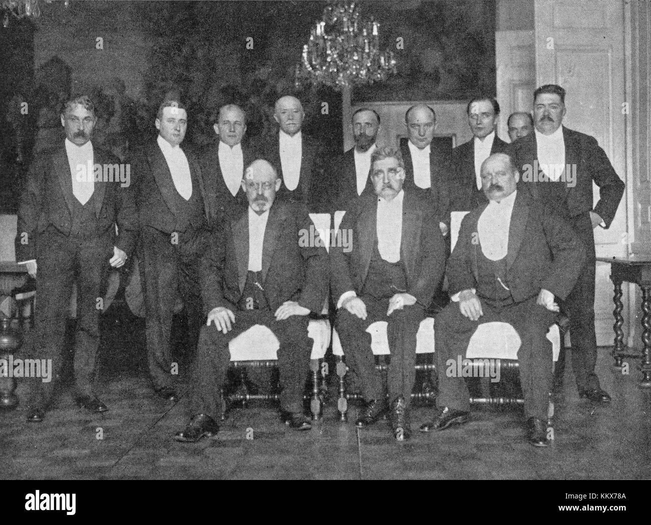 Il governo di Branting si riferisce all'amministrazione guidata da Hjalmar Branting, una figura politica chiave nella Svezia all'inizio del XX secolo, nota per la sua influenza sulla politica svedese e sulle riforme sociali. Foto Stock