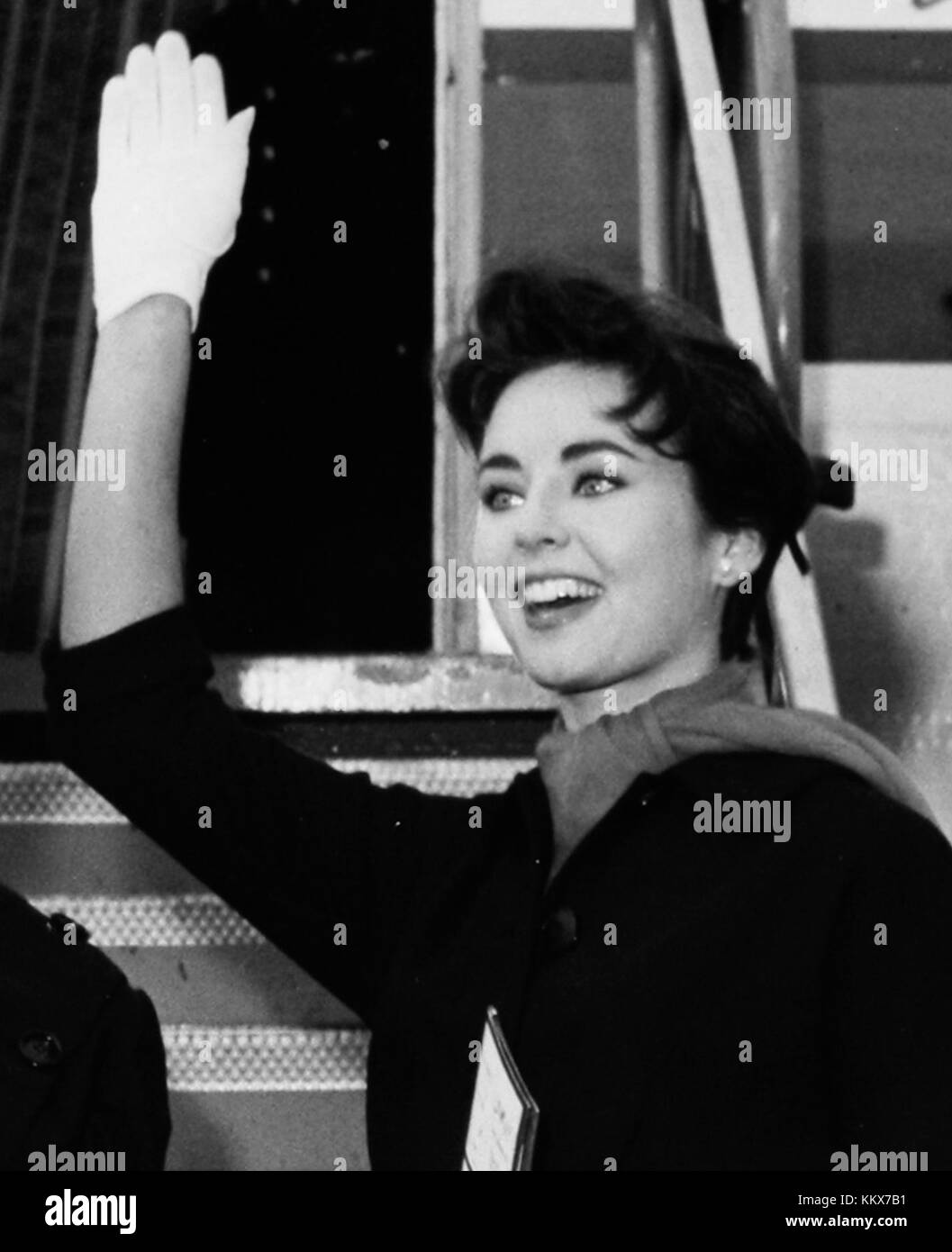 Questa immagine è una versione ritagliata di una fotografia di Carol Morris, probabilmente una figura pubblica nota per il suo lavoro nell'intrattenimento, nella moda o in altre industrie culturali. Foto Stock