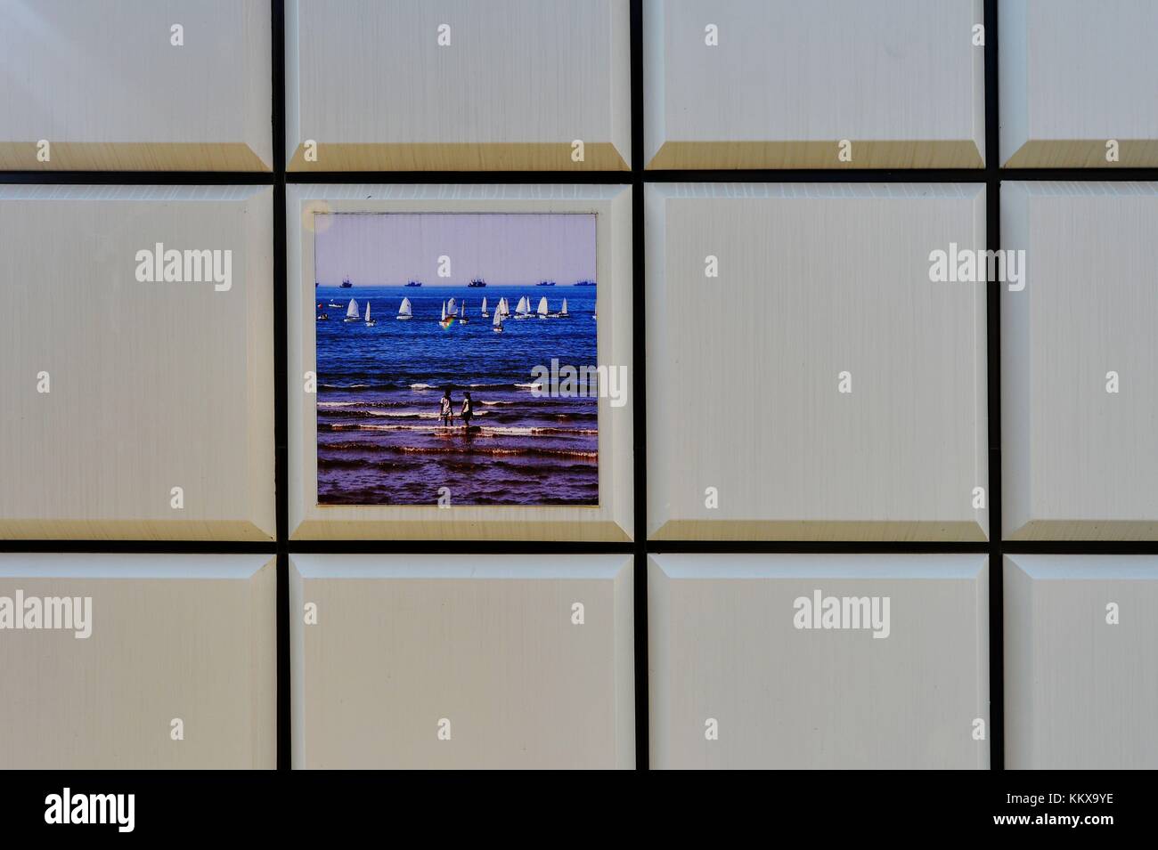 Qingdao, Qingdao, Cina. 30 novembre 2017. Qingdao, CINA-30 novembre 2017: (SOLO PER USO EDITORIALE. CHINA OUT). Un bagno pubblico a forma di cubo di Rubik può essere visto in strada a Qingdao, nella provincia di Shandong della Cina orientale. Crediti: SIPA Asia/ZUMA Wire/Alamy Live News Foto Stock