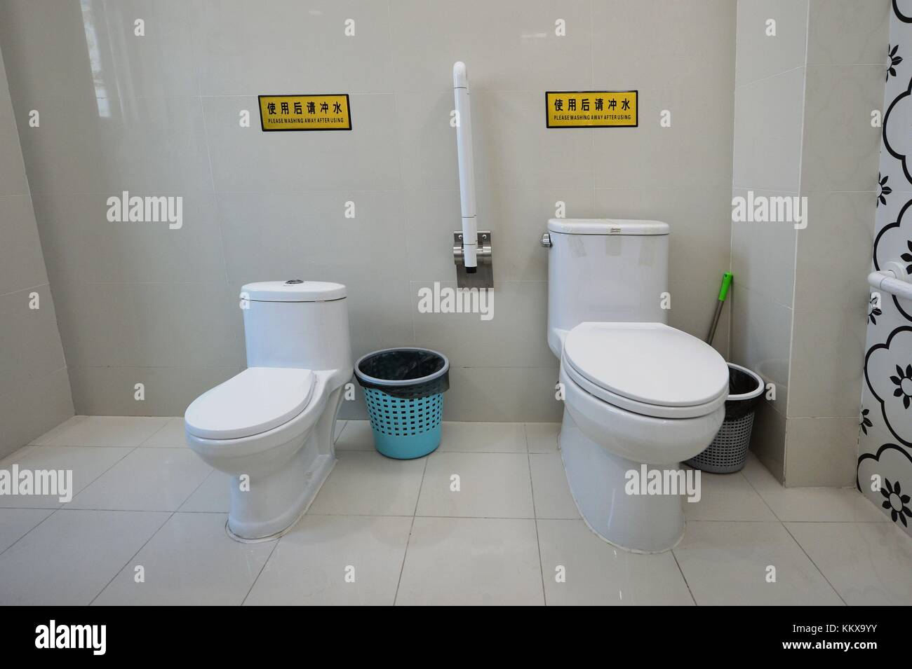 Qingdao, Qingdao, Cina. 30 novembre 2017. Qingdao, CINA-30 novembre 2017: (SOLO PER USO EDITORIALE. CHINA OUT). Un bagno pubblico a forma di cubo di Rubik può essere visto in strada a Qingdao, nella provincia di Shandong della Cina orientale. Crediti: SIPA Asia/ZUMA Wire/Alamy Live News Foto Stock