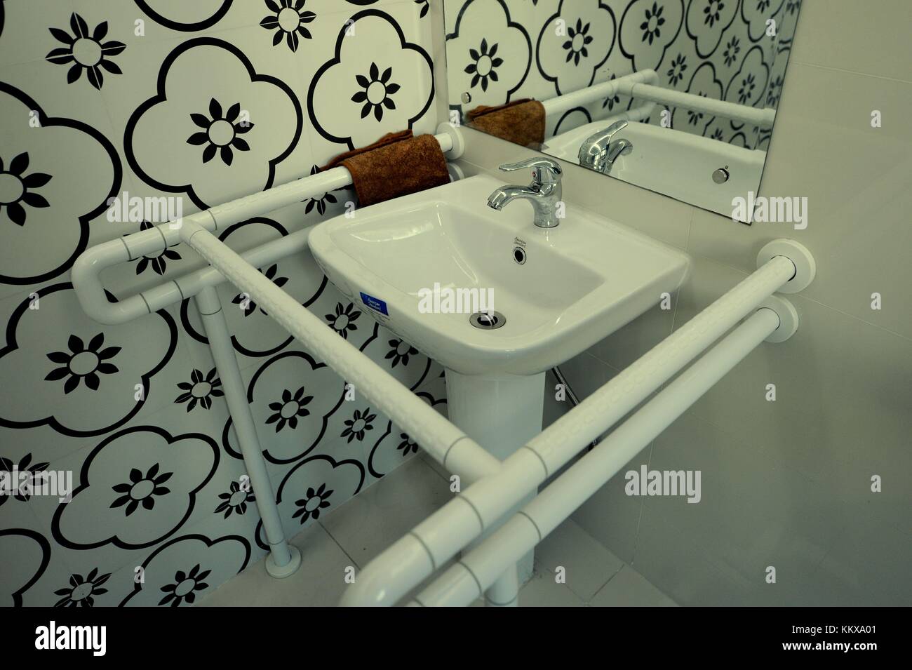 Qingdao, Qingdao, Cina. 30 novembre 2017. Qingdao, CINA-30 novembre 2017: (SOLO PER USO EDITORIALE. CHINA OUT). Un bagno pubblico a forma di cubo di Rubik può essere visto in strada a Qingdao, nella provincia di Shandong della Cina orientale. Crediti: SIPA Asia/ZUMA Wire/Alamy Live News Foto Stock