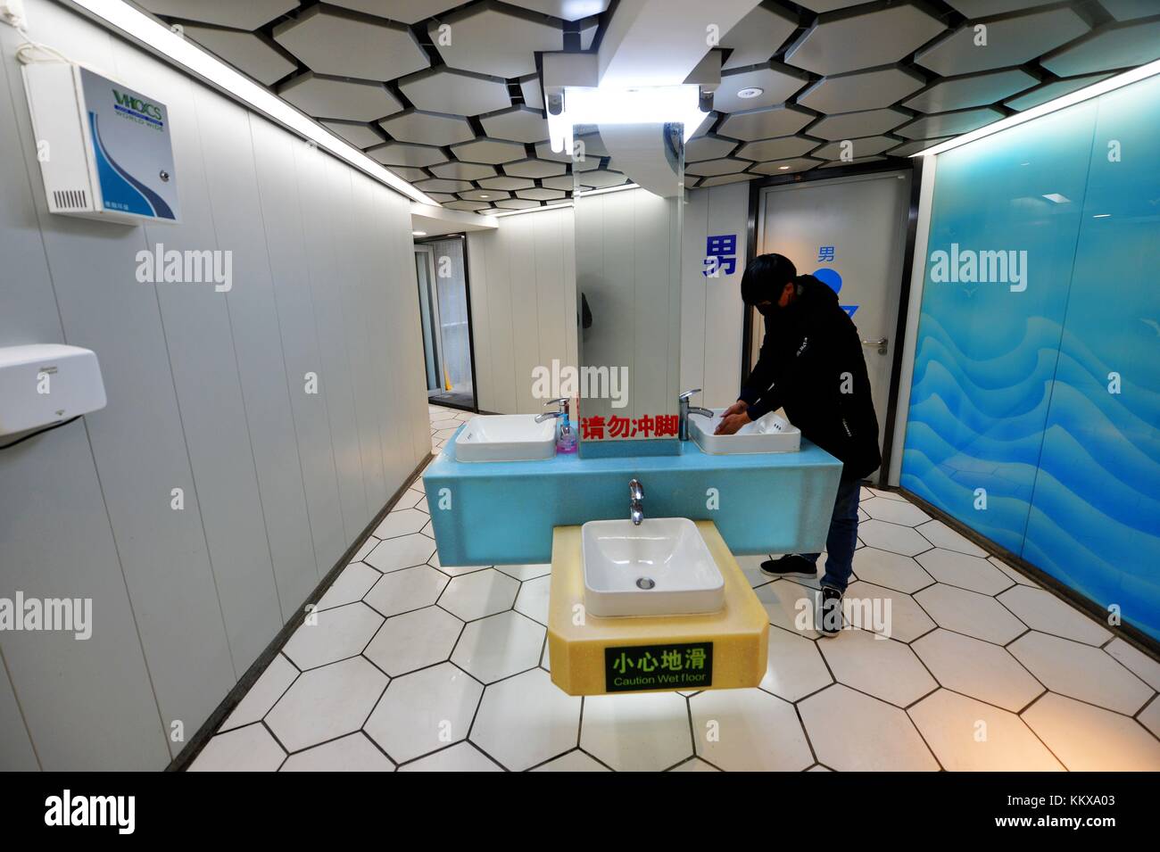 Qingdao, Qingdao, Cina. 30 novembre 2017. Qingdao, CINA-30 novembre 2017: (SOLO PER USO EDITORIALE. CHINA OUT). Un bagno pubblico a forma di cubo di Rubik può essere visto in strada a Qingdao, nella provincia di Shandong della Cina orientale. Crediti: SIPA Asia/ZUMA Wire/Alamy Live News Foto Stock