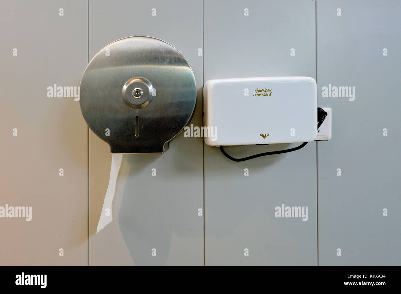 Qingdao, Qingdao, Cina. 30 novembre 2017. Qingdao, CINA-30 novembre 2017: (SOLO PER USO EDITORIALE. CHINA OUT). Un bagno pubblico a forma di cubo di Rubik può essere visto in strada a Qingdao, nella provincia di Shandong della Cina orientale. Crediti: SIPA Asia/ZUMA Wire/Alamy Live News Foto Stock