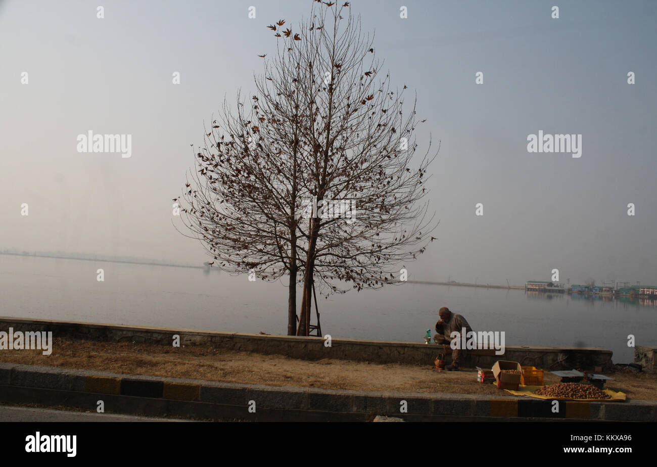 Srinagar Kashmir. 2° dic, 2017. una noce del Kashmir venditore di mangiare il pranzo sul dal lago. Credito: sofi suhail/alamy live news Foto Stock