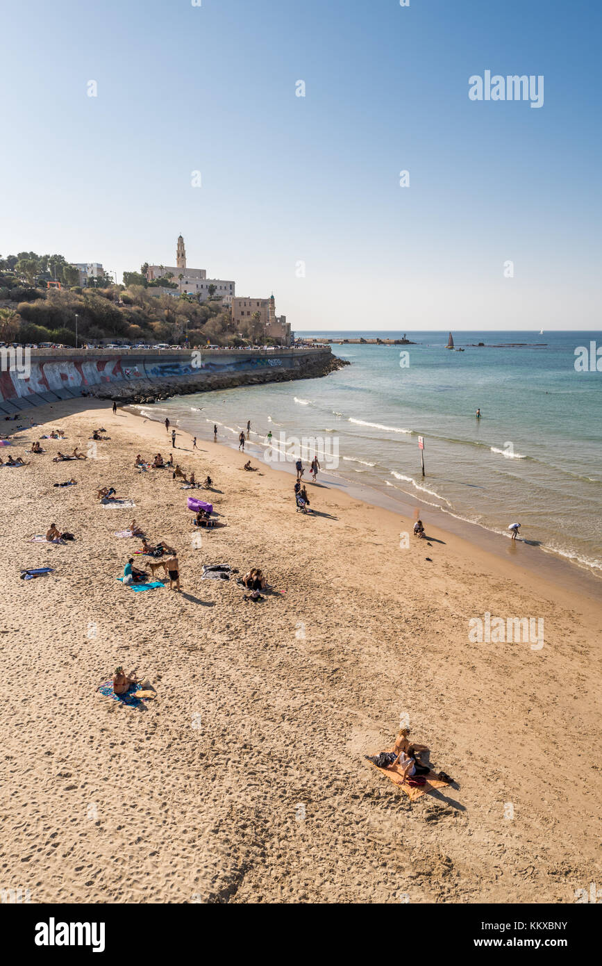 Tel Aviv Yafo, Israele. 02Dec, 2017. Israele, Tel Aviv-Yafo - 2 Dicembre 2017: eccezionale di bel tempo per il periodo dell'anno - tardo autunno (alta: 27° C/81° F). Persone per godersi la spiaggia. Credito: Michael Jacobs/Alamy Live News Foto Stock