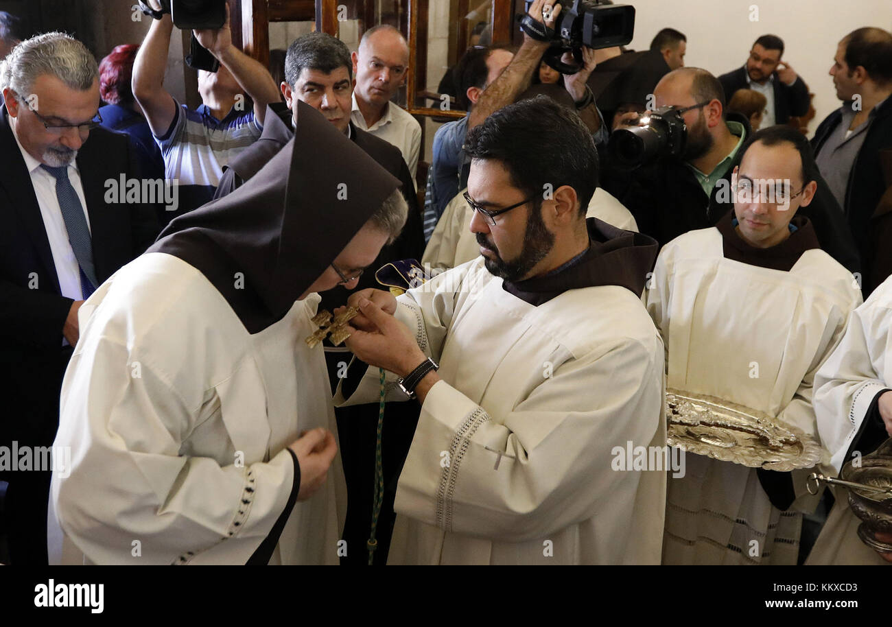 Betlemme, Cisgiordania, territorio palestinese. 2 dicembre 2017. Custode della Terra Santa Padre Francesco Patton guida una messa alla Chiesa della Natività, nella città di Betlemme, 2 dicembre 2017, in Cisgiordania Credit: Wisam Hashlamoun/APA Images/ZUMA Wire/Alamy Live News Foto Stock