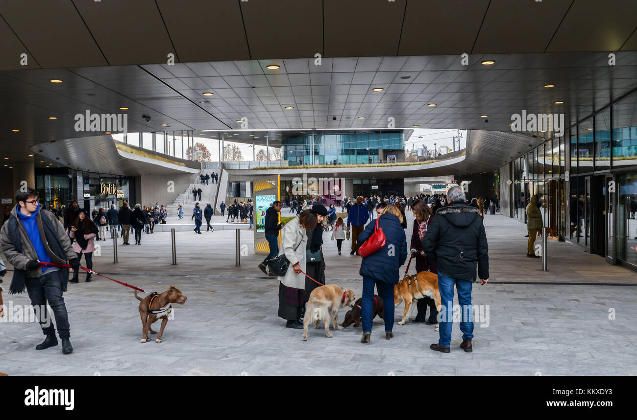 Presso il quartiere tre Torri di Milano, Lombardia, Italia, è stato recentemente inaugurato un nuovo quartiere commerciale, chiamato CityLife District. Secondo gli analisti, CityLife dovrebbe portare 7 milioni di visitatori all'anno dal 2018. Il centro commerciale per famiglie dispone di piazze interne ed esterne, negozi, sala ristorazione, ristoranti, cinema, caffè e centri benessere. Foto Stock