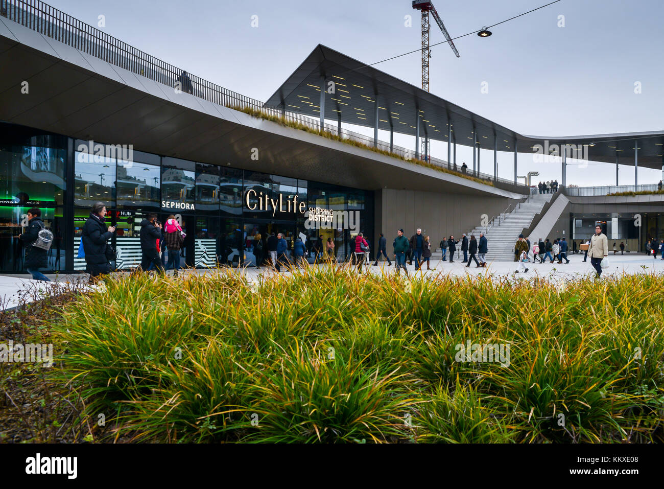 Presso il quartiere tre Torri di Milano, Lombardia, Italia, è stato recentemente inaugurato un nuovo quartiere commerciale, chiamato CityLife District. Secondo gli analisti, CityLife dovrebbe portare 7 milioni di visitatori all'anno dal 2018. Il centro commerciale per famiglie dispone di piazze interne ed esterne, negozi, sala ristorazione, ristoranti, cinema, caffè e centri benessere. Foto Stock