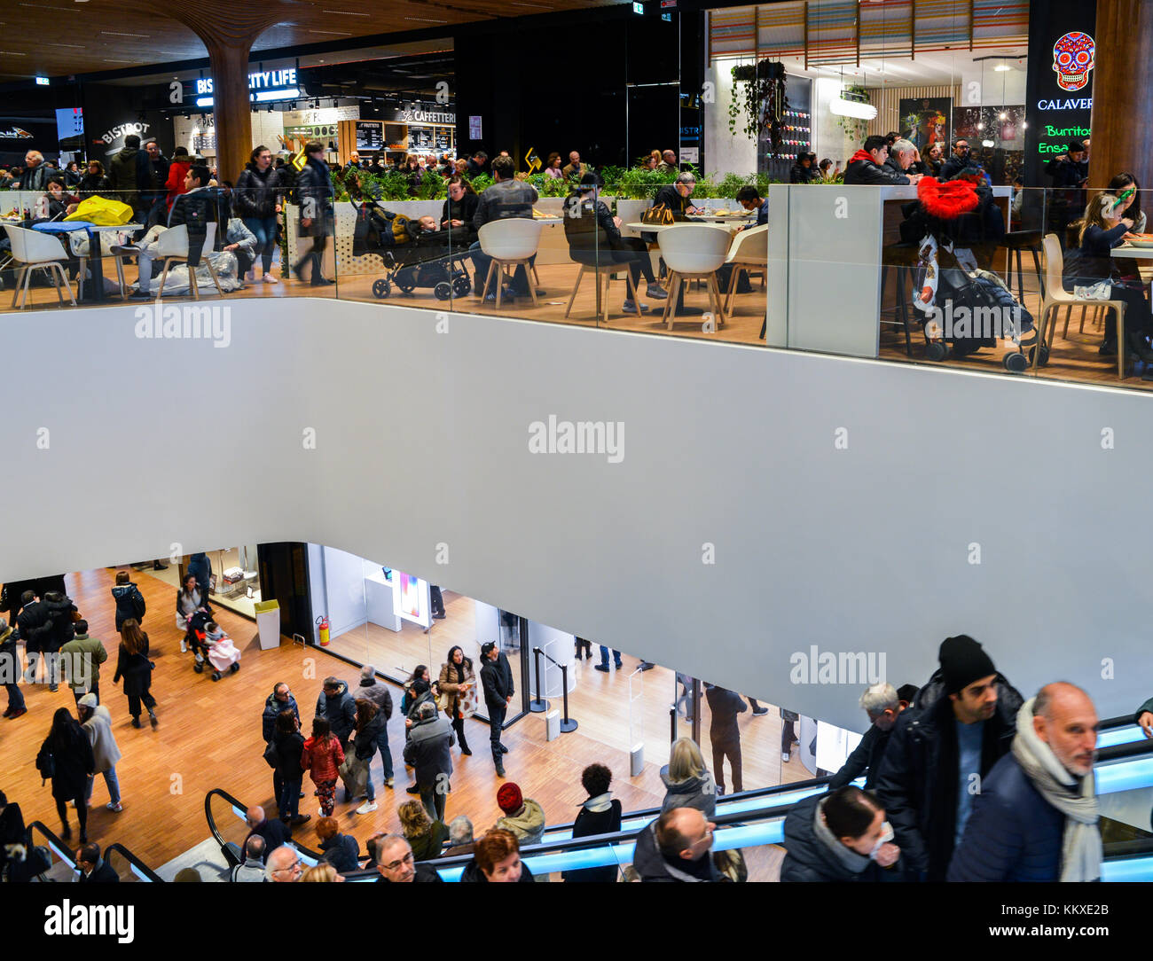 Presso il quartiere tre Torri di Milano, Lombardia, Italia, è stato recentemente inaugurato un nuovo quartiere commerciale, chiamato CityLife District. Secondo gli analisti, CityLife dovrebbe portare 7 milioni di visitatori all'anno dal 2018. Il centro commerciale per famiglie dispone di piazze interne ed esterne, negozi, sala ristorazione, ristoranti, cinema, caffè e centri benessere. Foto Stock